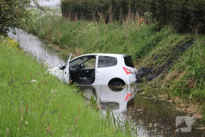 Automobilist raakt van de weg en belandt in sloot