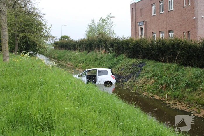 Automobilist raakt van de weg en belandt in sloot