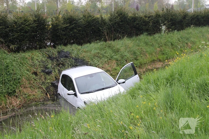 Automobilist raakt van de weg en belandt in sloot