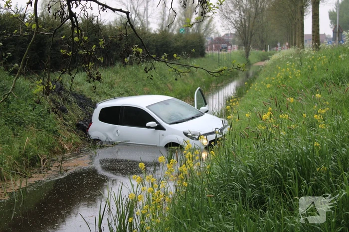 Automobilist raakt van de weg en belandt in sloot