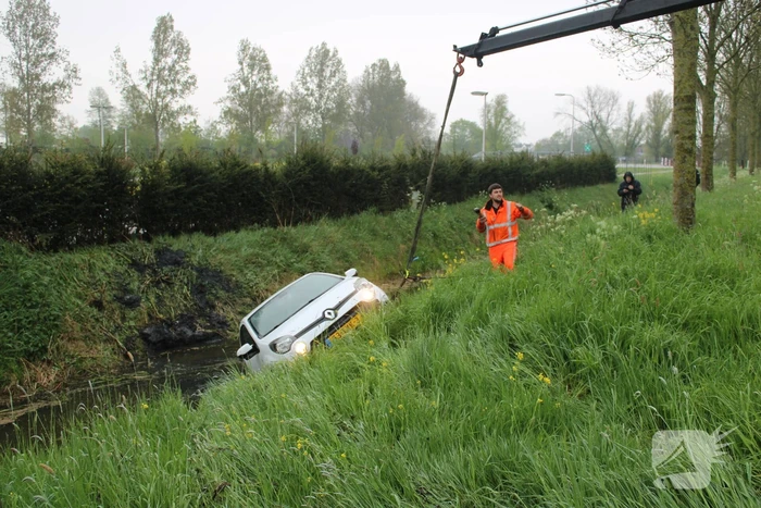 Automobilist raakt van de weg en belandt in sloot