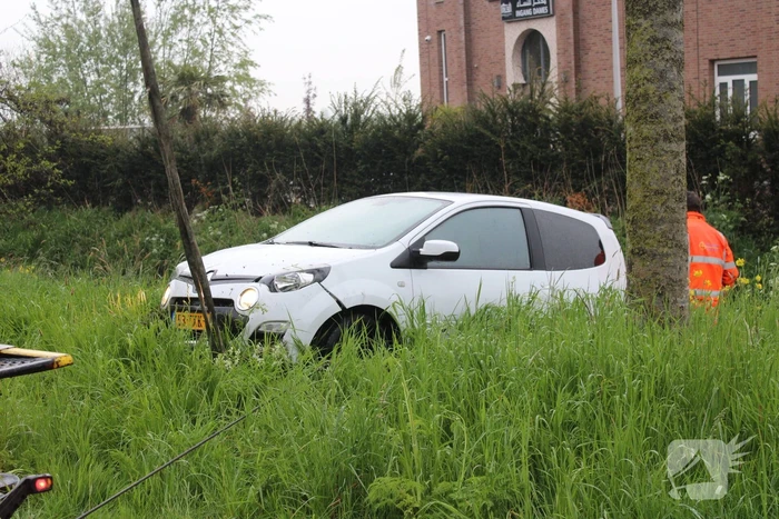 Automobilist raakt van de weg en belandt in sloot