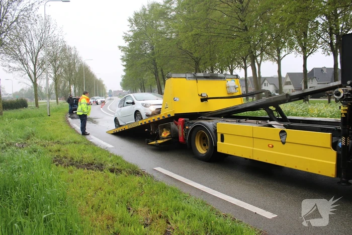 Automobilist raakt van de weg en belandt in sloot