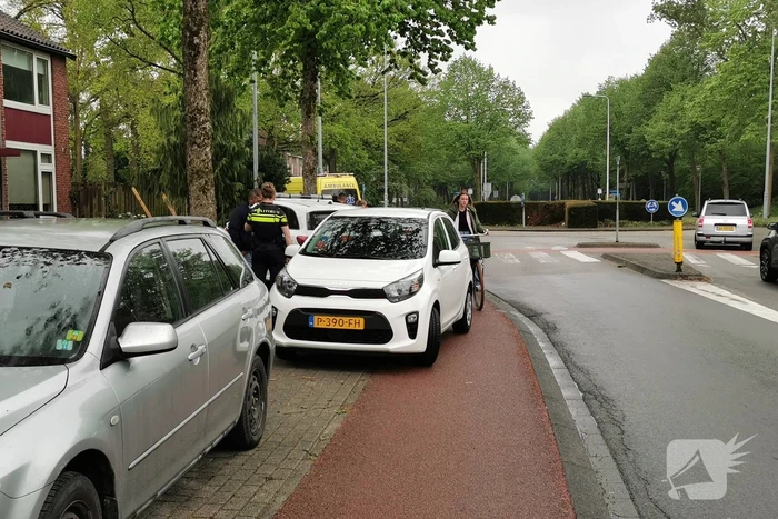 Botsing tussen scooter en auto op rotonde