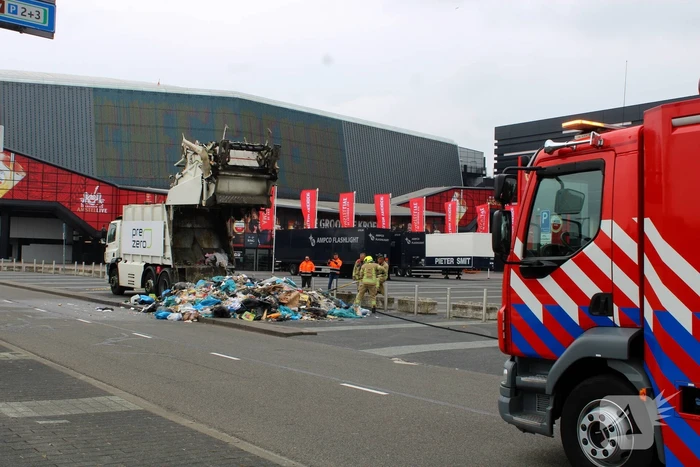 Vuilniswagen dumpt brandende inhoud op parkeerplaats Ahoy