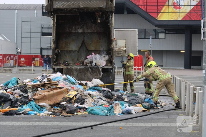 Vuilniswagen dumpt brandende inhoud op parkeerplaats Ahoy