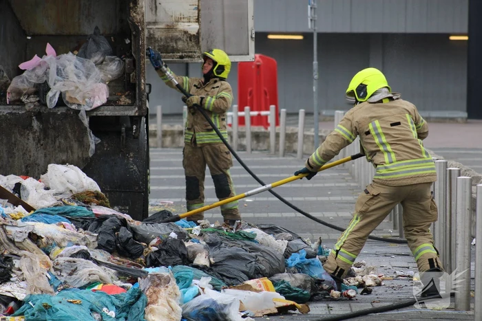 Vuilniswagen dumpt brandende inhoud op parkeerplaats Ahoy
