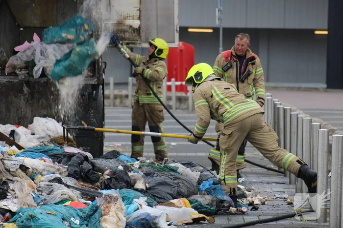 Vuilniswagen dumpt brandende inhoud op parkeerplaats Ahoy