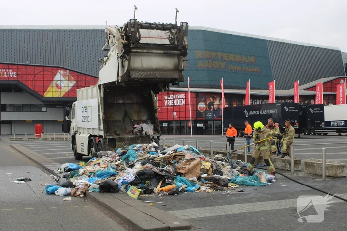 Vuilniswagen dumpt brandende inhoud op parkeerplaats Ahoy