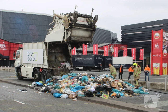 Vuilniswagen dumpt brandende inhoud op parkeerplaats Ahoy