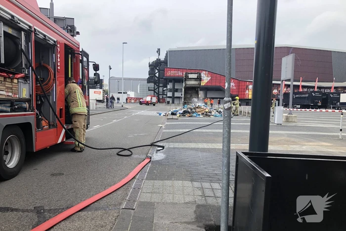 Vuilniswagen dumpt brandende inhoud op parkeerplaats Ahoy