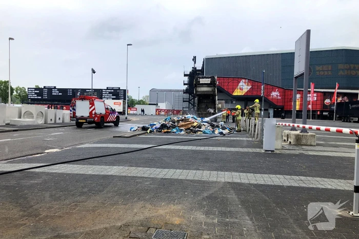 Vuilniswagen dumpt brandende inhoud op parkeerplaats Ahoy