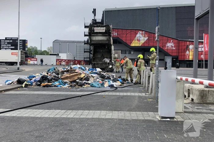 Vuilniswagen dumpt brandende inhoud op parkeerplaats Ahoy
