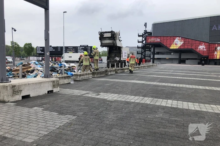 Vuilniswagen dumpt brandende inhoud op parkeerplaats Ahoy
