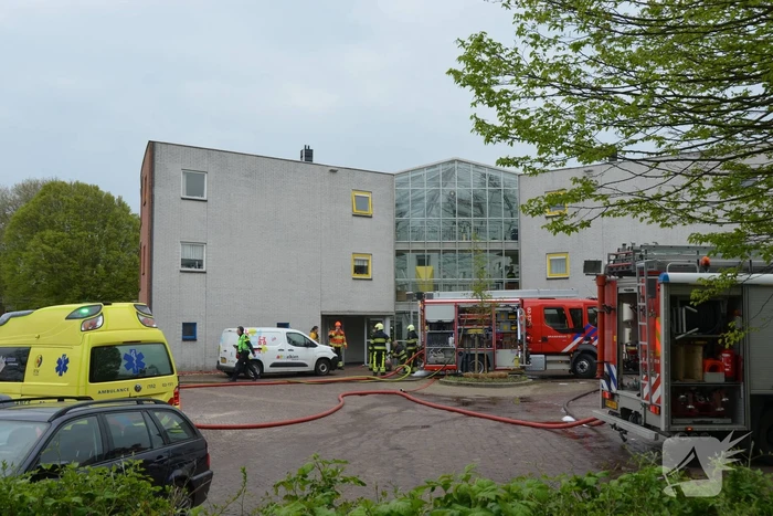Grote uitslaande brand in appartement zorgcomplex