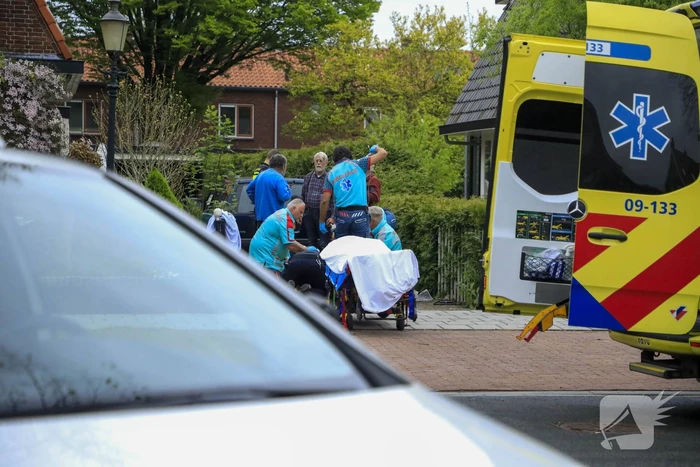 Man rijdt achteruit zijn vrouw aan op oprit