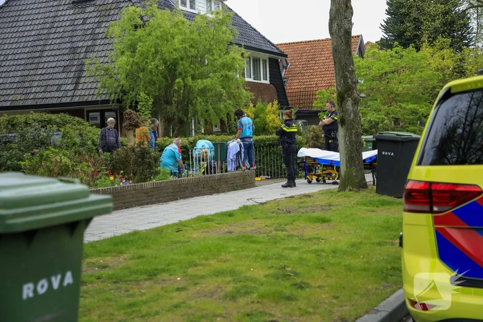 Man rijdt achteruit zijn vrouw aan op oprit