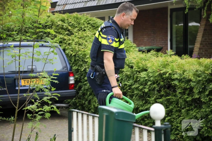 Man rijdt achteruit zijn vrouw aan op oprit