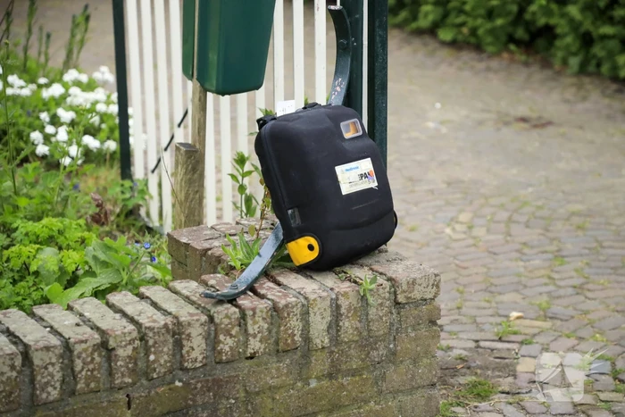 Man rijdt achteruit zijn vrouw aan op oprit
