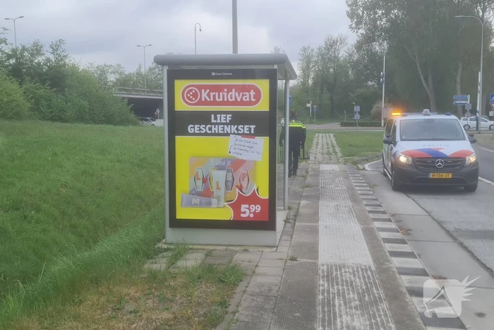Zwaan op de weg houdt politie lang bezig