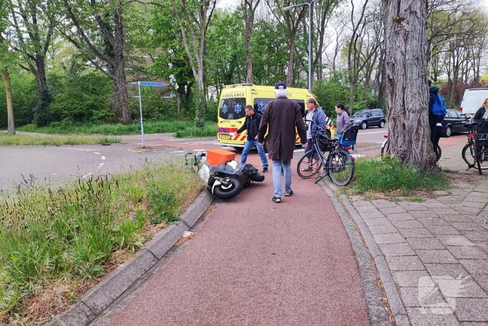 Scooterrijder en fietser in botsing
