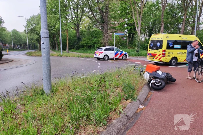 Scooterrijder en fietser in botsing
