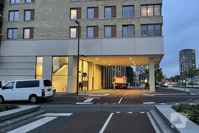 Brandweer doet onderzoek naar brandlucht in flat