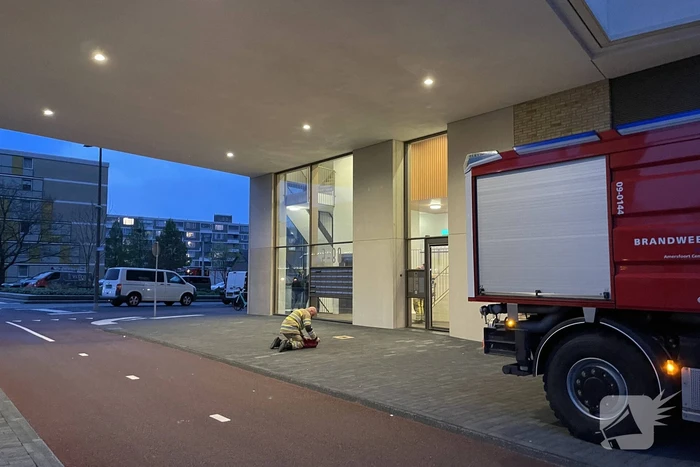 Brandweer doet onderzoek naar brandlucht in flat
