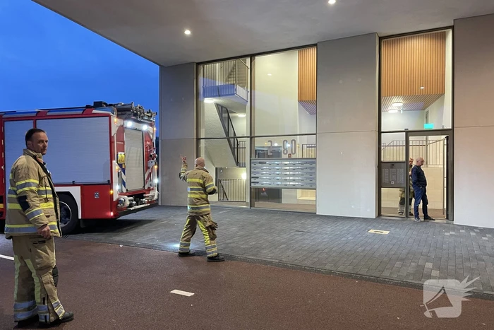 Brandweer doet onderzoek naar brandlucht in flat