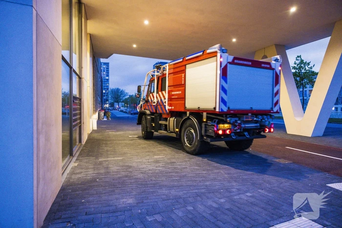 Brandweer doet onderzoek naar brandlucht in flat