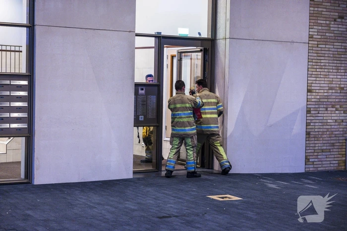 Brandweer doet onderzoek naar brandlucht in flat