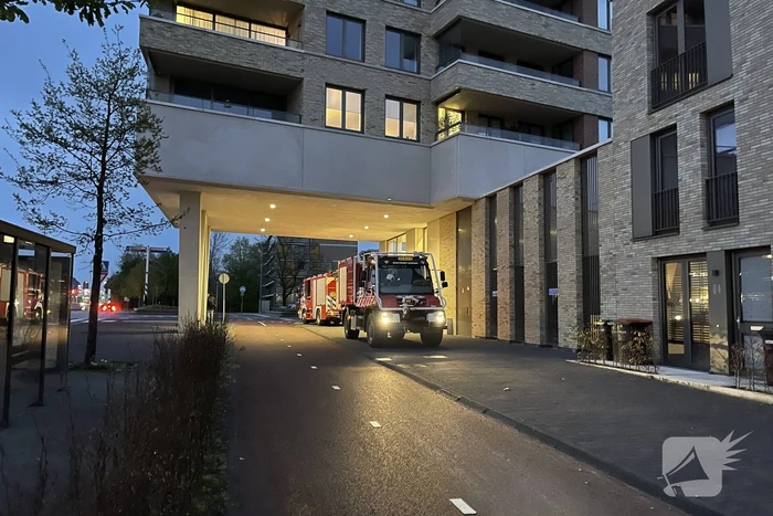Brandweer doet onderzoek naar brandlucht in flat