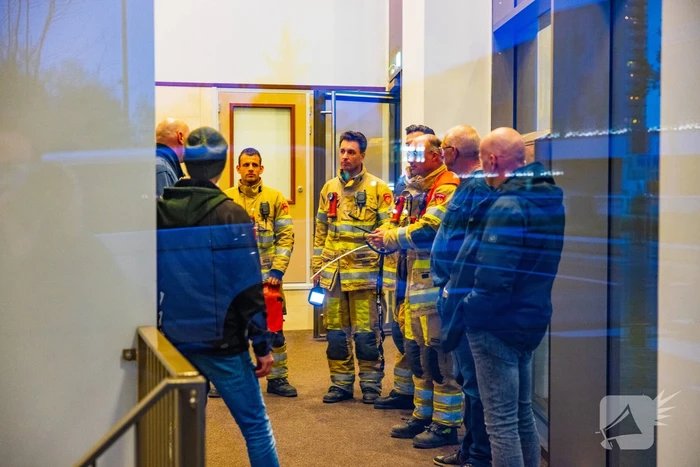 Brandweer doet onderzoek naar brandlucht in flat