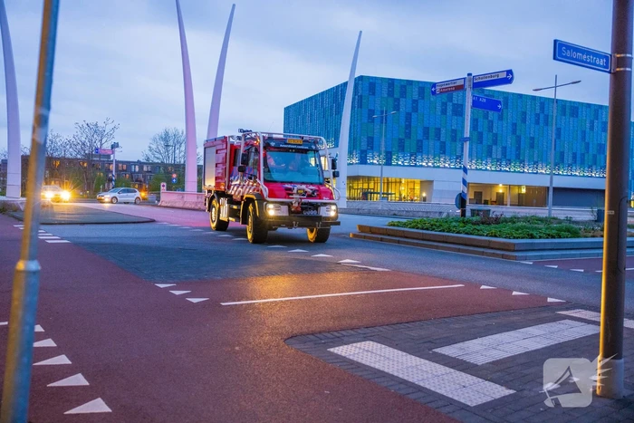Brandweer doet onderzoek naar brandlucht in flat