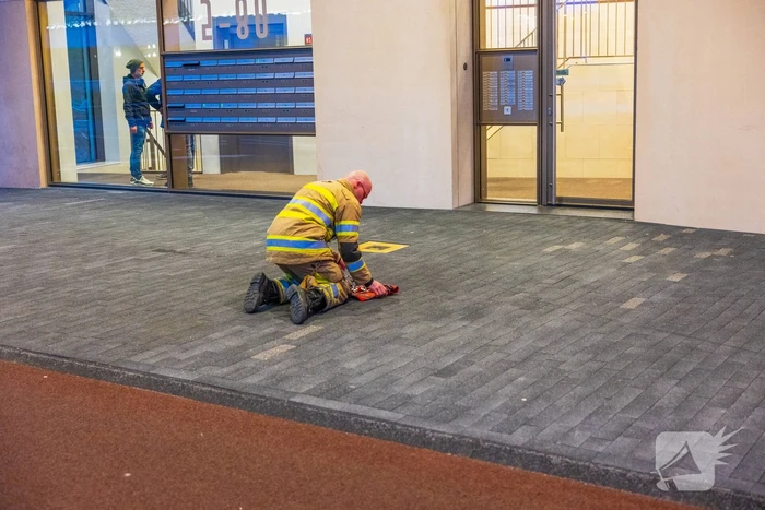 Brandweer doet onderzoek naar brandlucht in flat