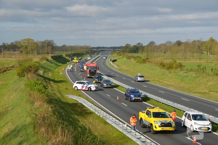 Auto schiet over geluidswal en belandt in sloot