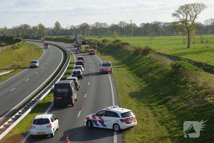 Auto schiet over geluidswal en belandt in sloot