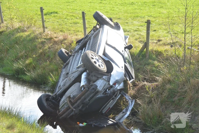 Auto schiet over geluidswal en belandt in sloot