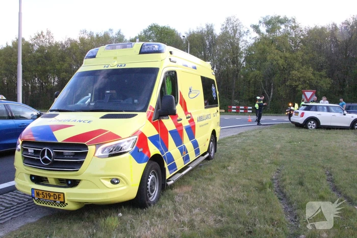 Auto's botsen op afrit van snelweg
