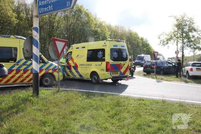 Auto's botsen op afrit van snelweg