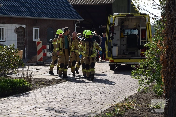Persoon bekneld onder betonplaat