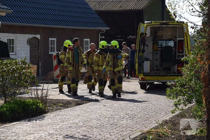 Persoon bekneld onder betonplaat