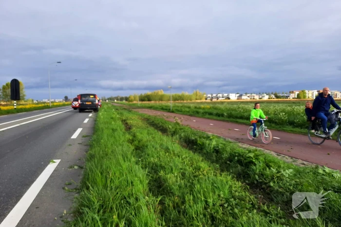 Auto raakt van de weg en vliegt over sloot