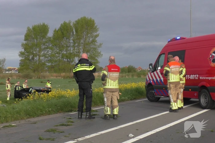 Auto raakt van de weg en vliegt over sloot