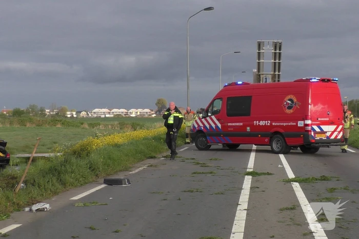Auto raakt van de weg en vliegt over sloot