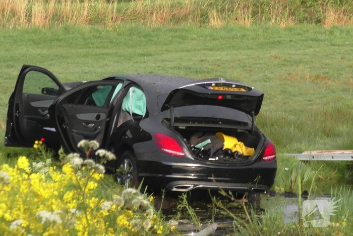 Auto raakt van de weg en vliegt over sloot