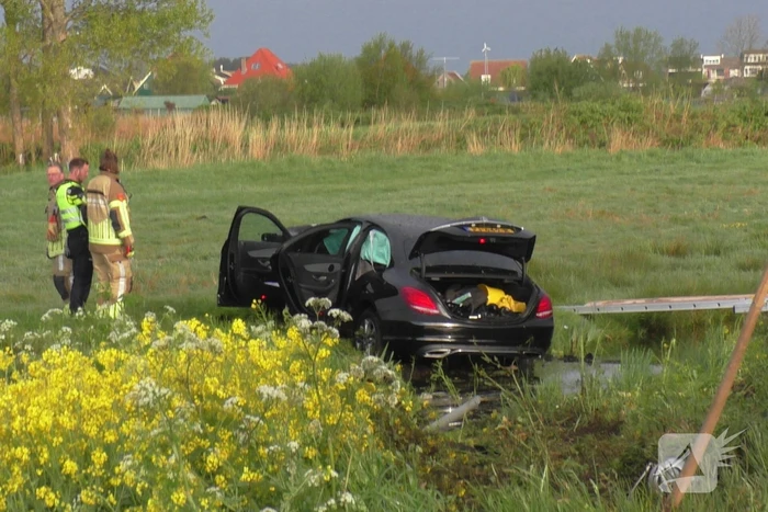 Auto raakt van de weg en vliegt over sloot