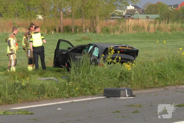 Auto raakt van de weg en vliegt over sloot