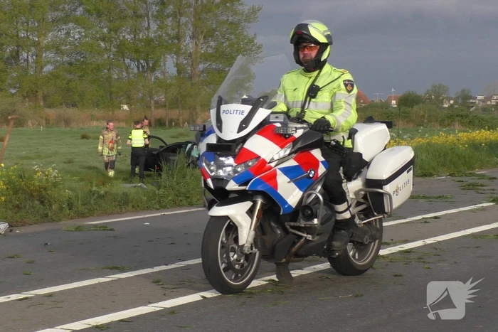 Auto raakt van de weg en vliegt over sloot