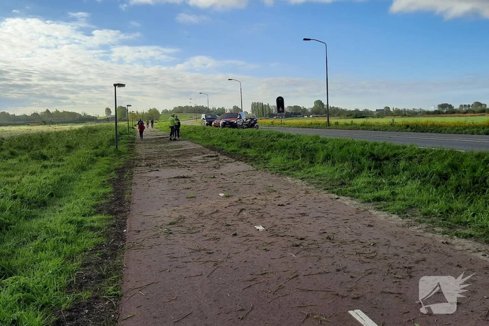 Auto raakt van de weg en vliegt over sloot